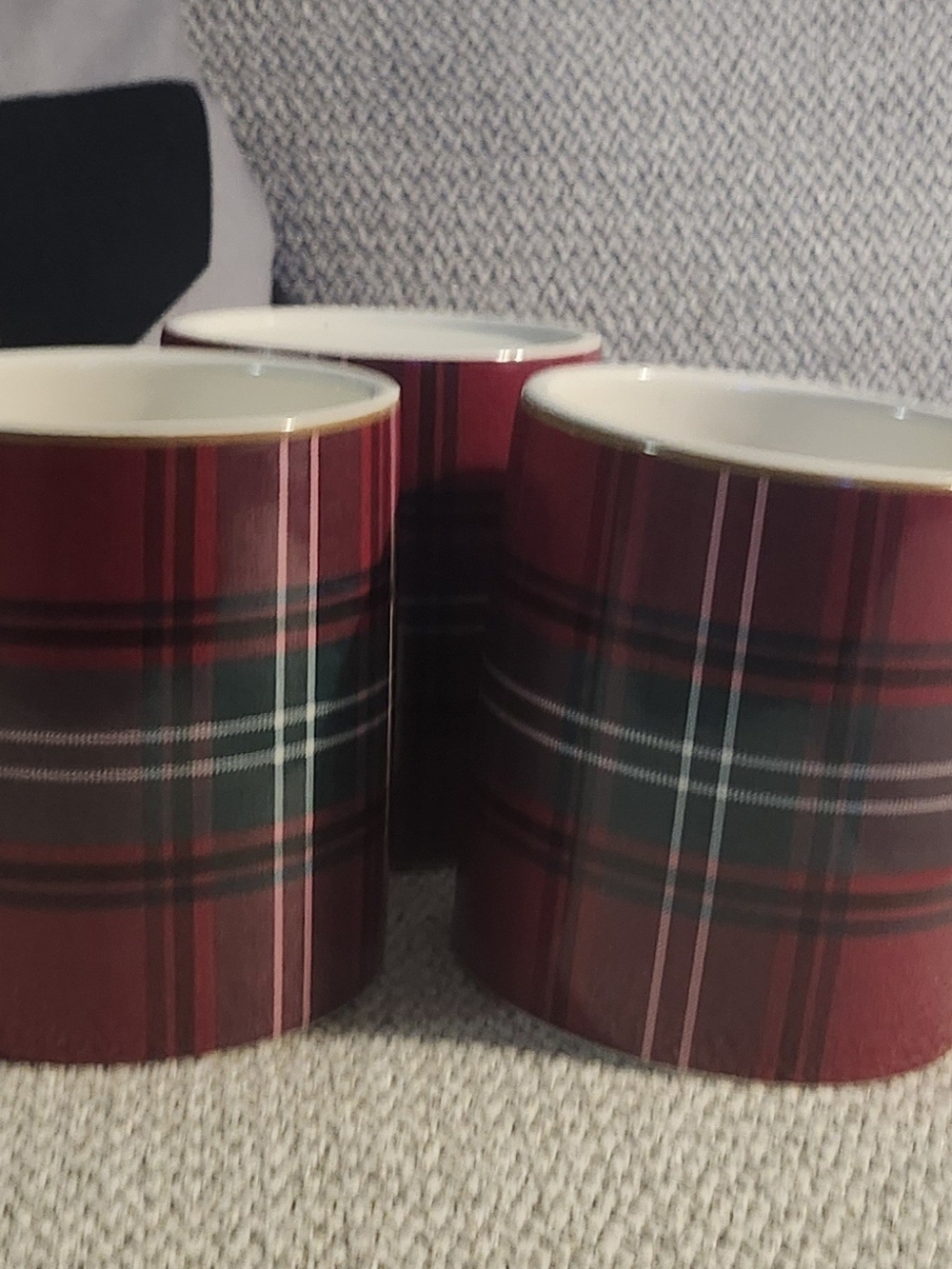 Lot Of 3 Williams Sonoma Red, Green and White Plaid Ceramic Mugs with Gold Rim - Picture 2 of 3